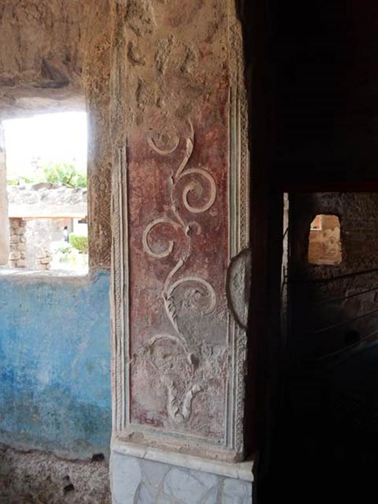 II.4.6 Pompeii. May 2017. Detail of west side of basin/pool in Frigidarium/apodyterium. Photo courtesy of Buzz Ferebee.
