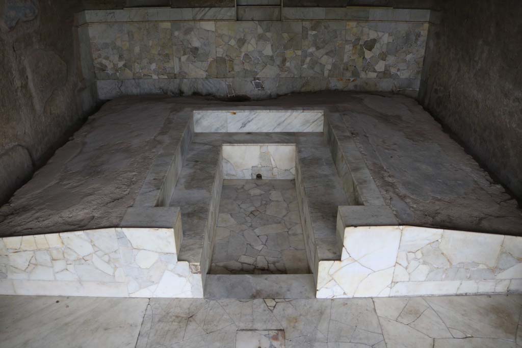 II.4.6 Pompeii. December 2018. Looking west, detail of the marble-covered masonry triclinium. Photo courtesy of Aude Durand.