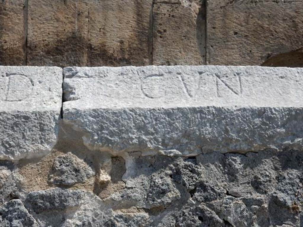 II.6 Pompeii. May 2016. Inscription carved on rim of inner wall of the arena of the Amphitheatre.
Inscription D CVN, part of CIL X 855. Photo courtesy of Buzz Ferebee.
