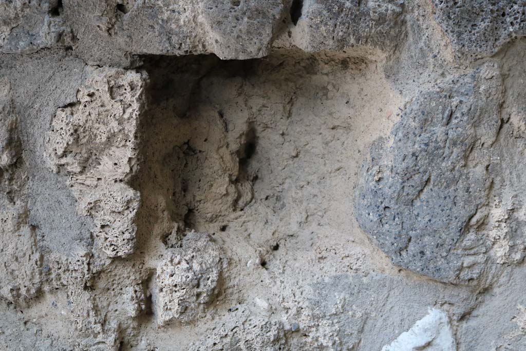 II.8.6 Pompeii. December 2018. 
Square hole on north side of inside entrance doorway. Photo courtesy of Aude Durand.
