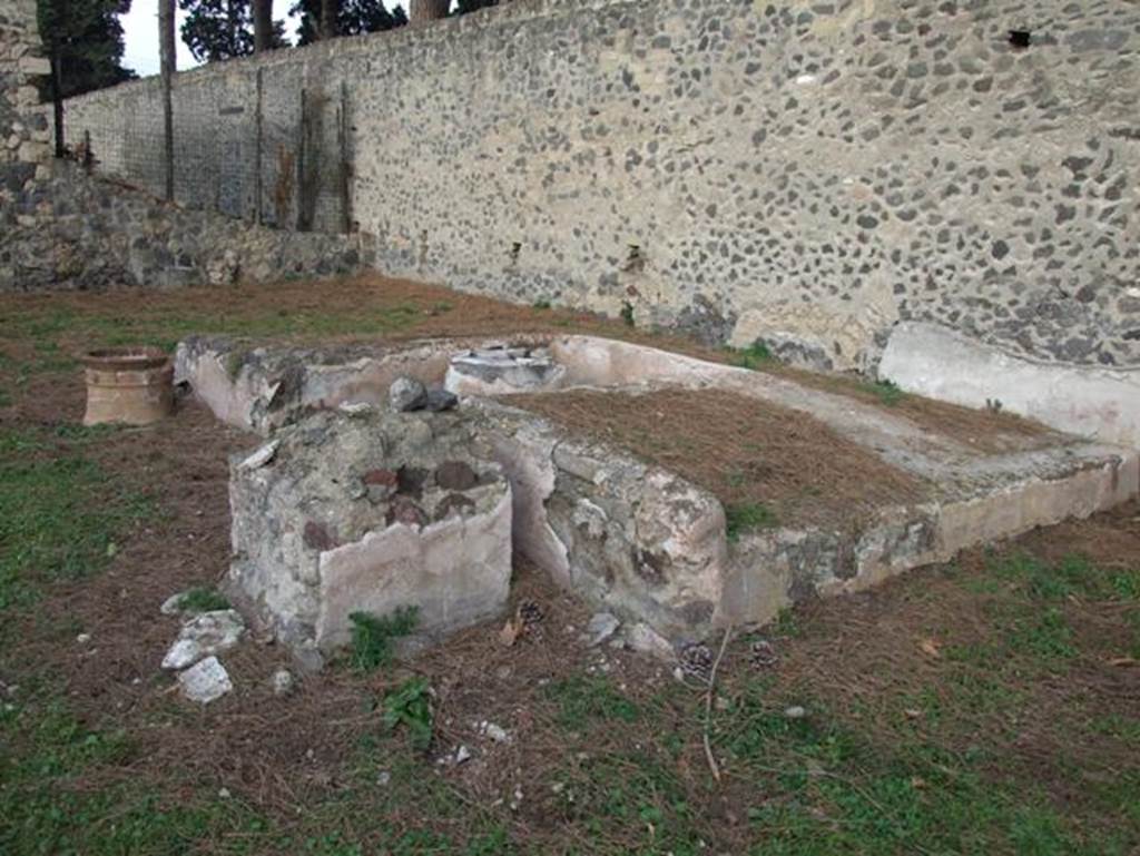 II.9.4 Pompeii. December 2007.  Garden area.  Triclinium.  