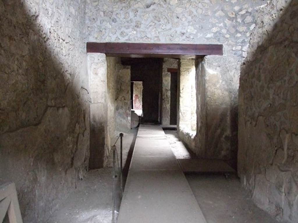 II.9.5 Casa del Triclinio all’ aperto.  Corridor from entrance to rear of the house.  December 2006.