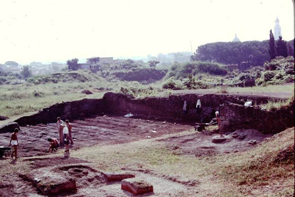 III.7 Pompeii. 1976. Excavations in south- east corner. Photo by Stanley A. Jashemski.   
Source: The Wilhelmina and Stanley A. Jashemski archive in the University of Maryland Library, Special Collections (See collection page) and made available under the Creative Commons Attribution-Non Commercial License v.4. See Licence and use details. J76f0342
