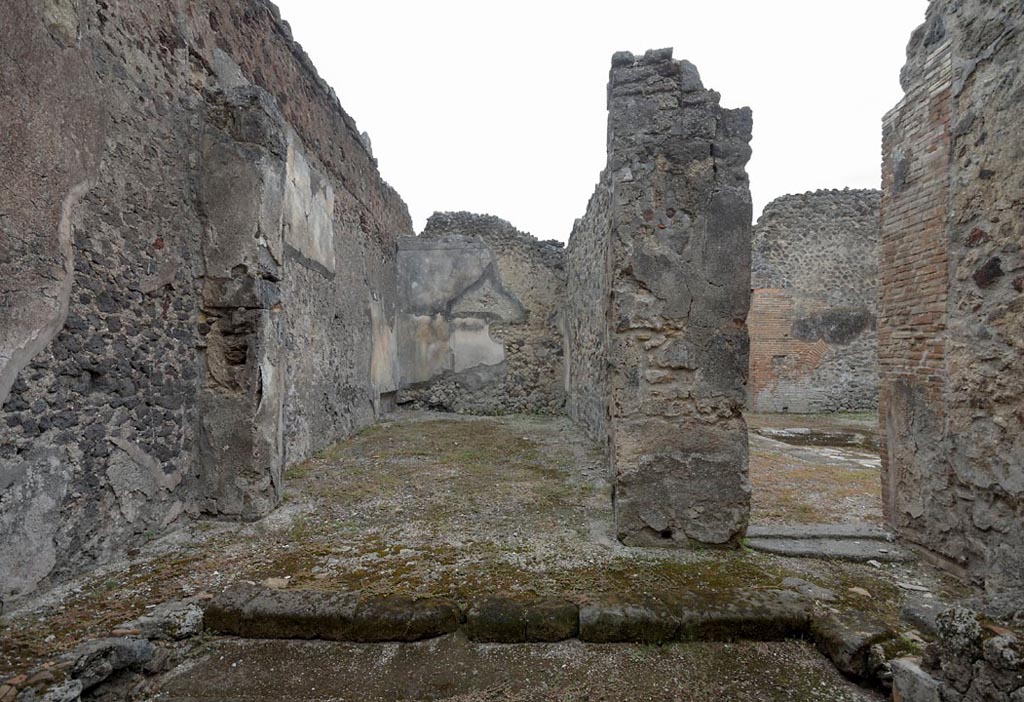 V.1.3 Pompeii. c.2013.
Room “d”, looking south across area of pool/fountain towards triclinium 3, and doorway to atrium, on right. 
Photo by Hans Thorwid.
Photo courtesy of the Swedish Pompeii Project. 
