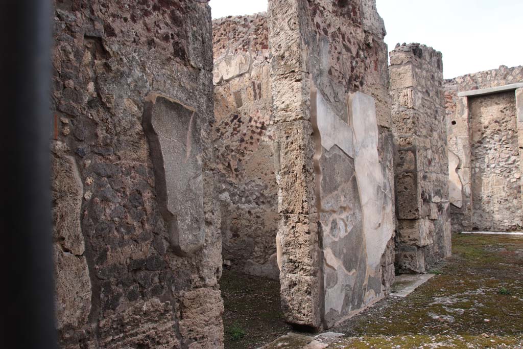 V.1.7 Pompeii. October 2020. Looking north along west side of atrium, with doorways to rooms 5, 6, and ala 7.
Photo courtesy of Klaus Heese.
