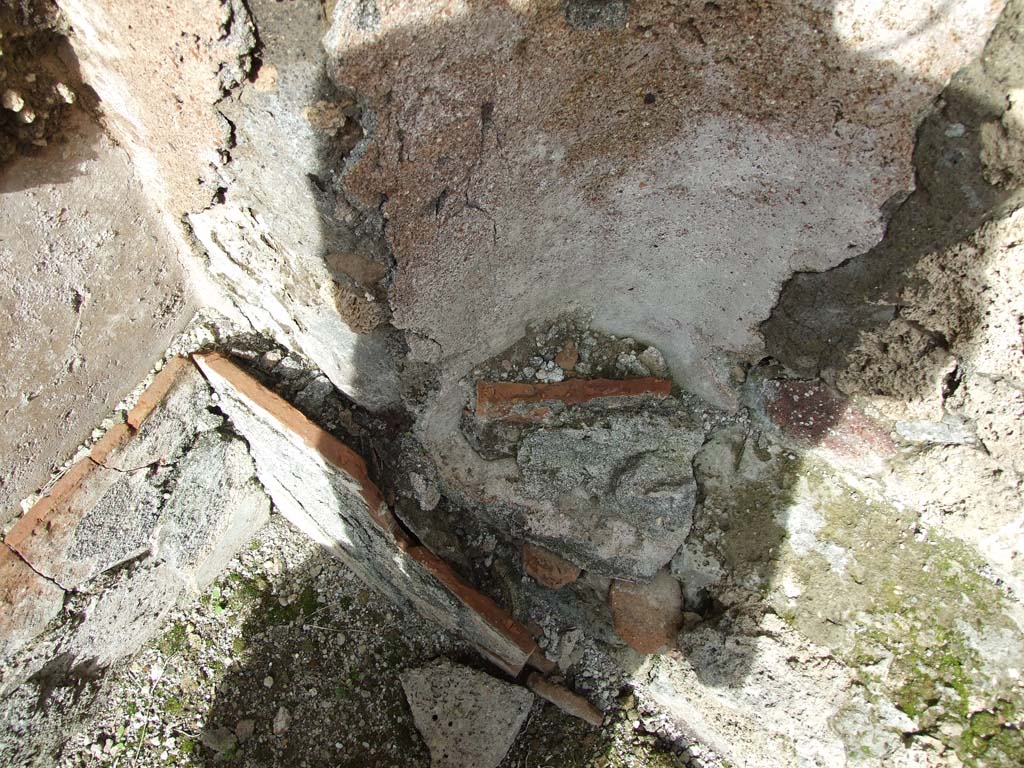 V.1.7 Pompeii. March 2009. Room 25, north-east corner. Hollow wall for ducting hot air.