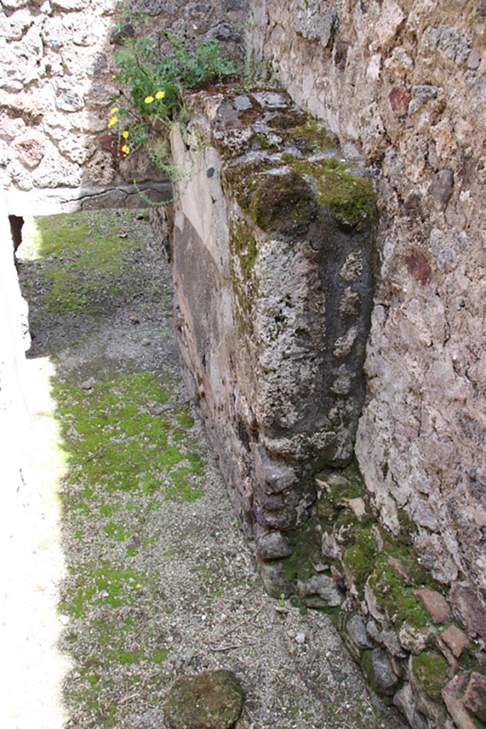 .1.7 Pompeii. May 2024. 
Room “i”, detail from south side of ramp, leading to cellars under room ”f”. Photo courtesy of Klaus Heese.
