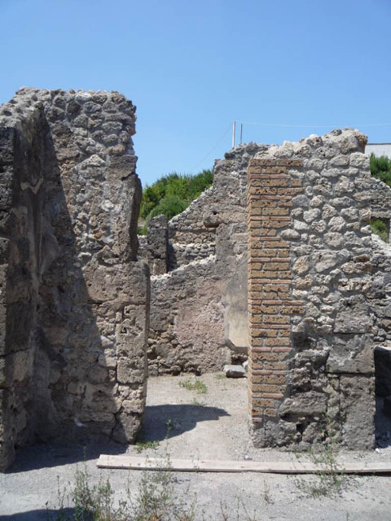 V.1.15 Pompeii. July 2008. North-west corner of atrium, and doorway to cubiculum on north side. Photo courtesy of Jared Benton.
