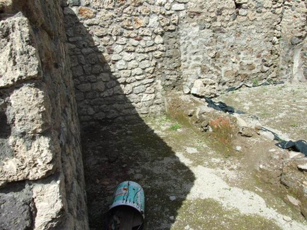 V.1.15 Pompeii. April 2009.  Site of oven, bombed in 1943. Prior to installing the oven, this would have been the West Portico for the small garden.