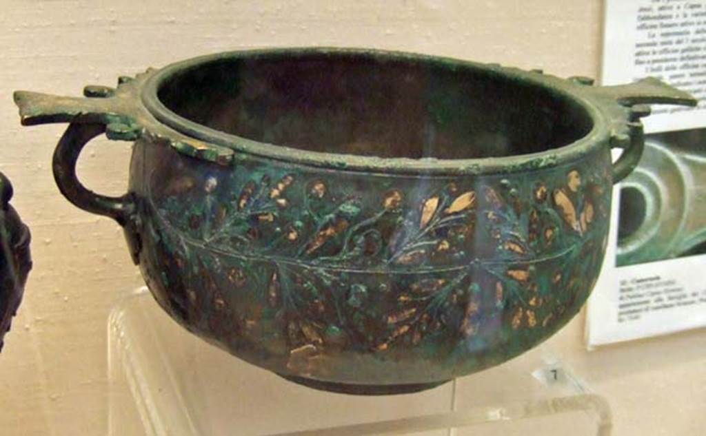 V.1.18 Pompeii.  Bowl decorated with silver and copper.  Found in ala “e”. 
Now in Naples Archaeological Museum. Inventory number 111040.
