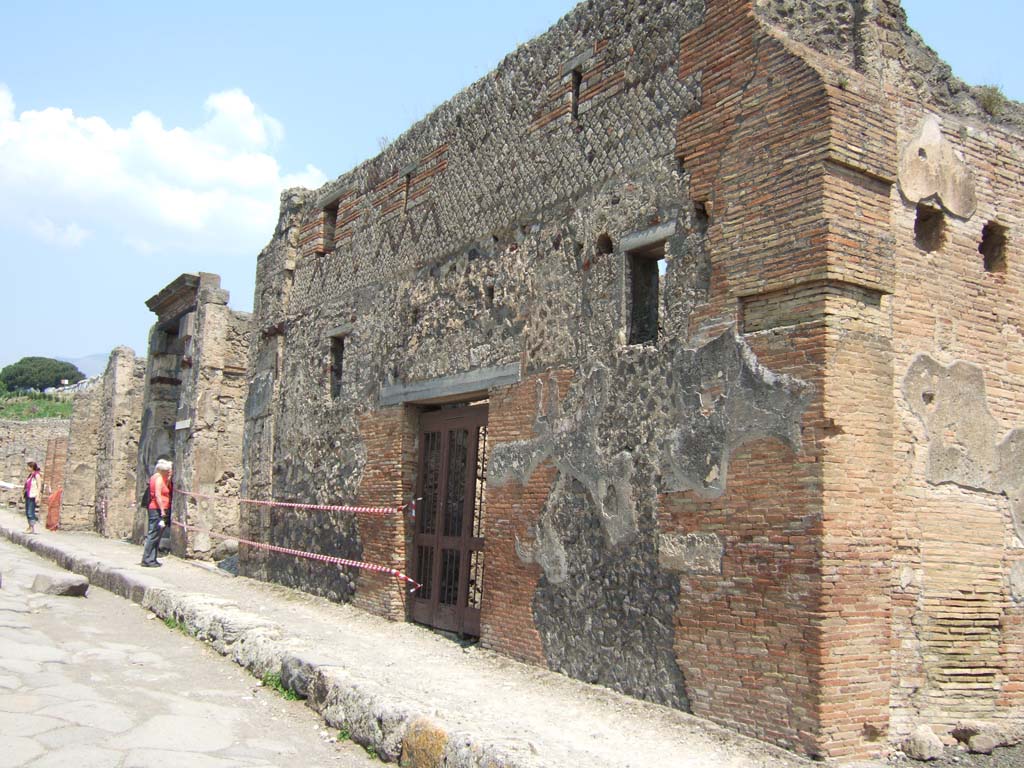 V.1.28 Pompeii. May 2006. Looking north to entrance on Via del Vesuvio.