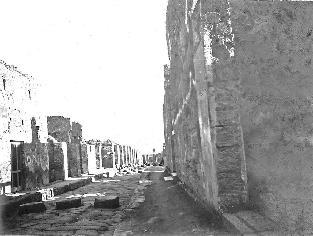 V.1.28 Pompeii on left. About 1909. Looking south on Via del Vesuvio. Photo courtesy of Rick Bauer.