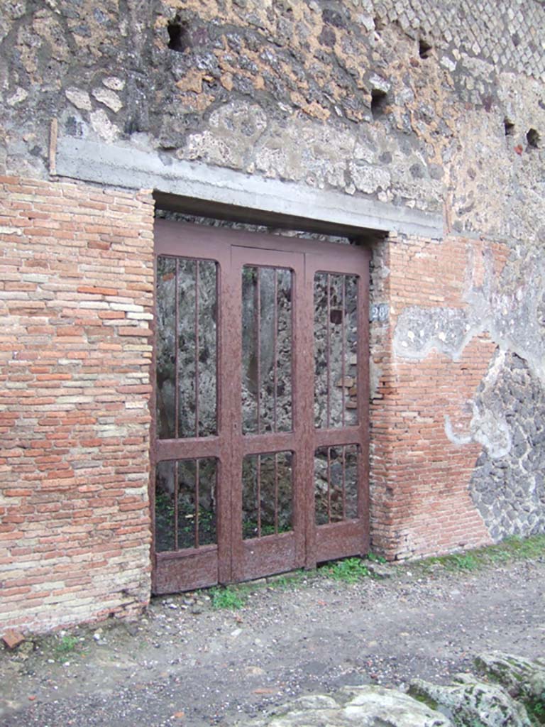 V.1.28 Pompeii. December 2006. Entrance and south wall of fauces/entrance corridor.