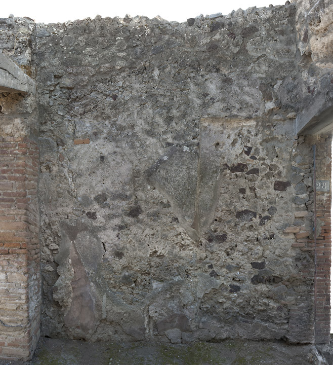 V.1.28 Pompeii. January 2024. Detail of niche on north wall of entrance corridor. Photo courtesy of Johannes Eber.