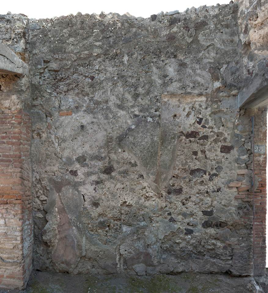 V.1.28 Pompeii. May 2015. North wall of fauces and niche. Photo courtesy of Buzz Ferebee.