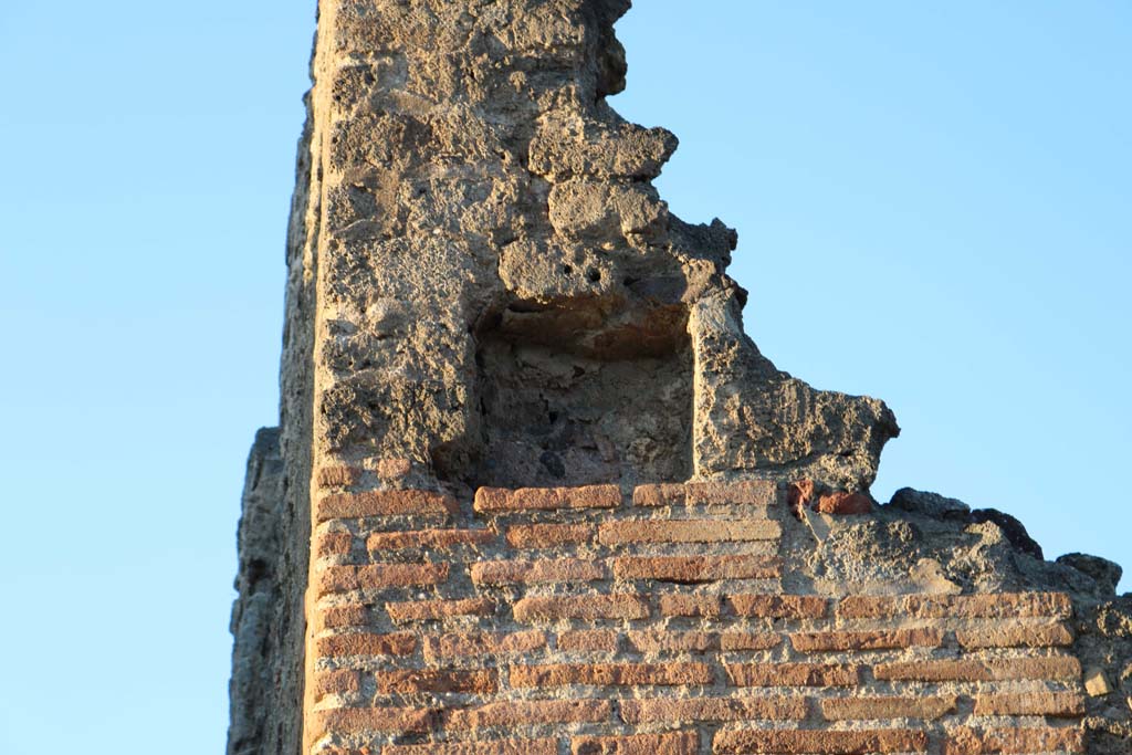 V.2.1 Pompeii. December 2018. 
Detail of niche/recess high on south-west corner of insula on front façade on Via di Nola. Photo courtesy of Aude Durand.
