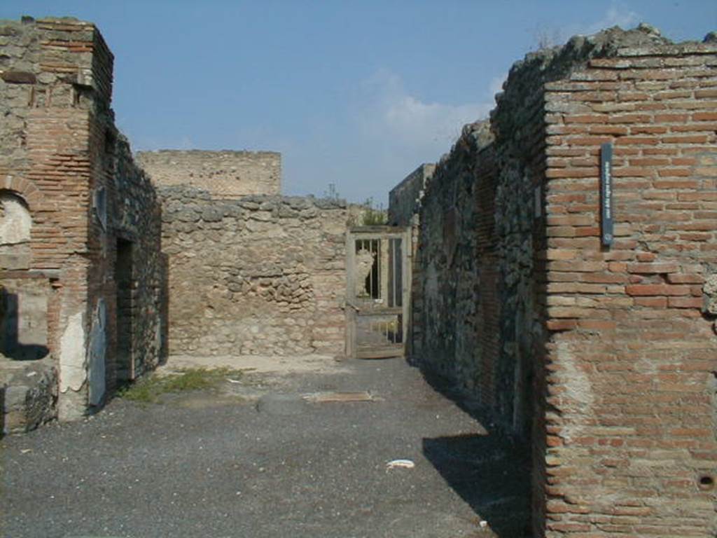 V.2.1. Pompeii. September 2004. Entrance to shop-room (numbered “a” on BdI plan). 
See Bullettino dell’Instituto di Corrispondenza Archeologica (DAIR), 1885, p. 157.
