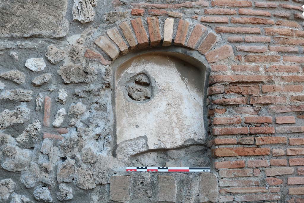 V.2.1 Pompeii. December 2018. Niche on north wall in room “b” on west side of entrance area. Photo courtesy of Aude Durand.