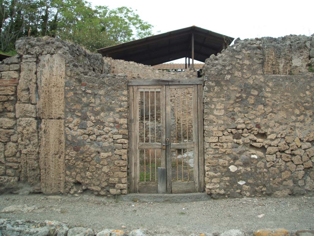 V.3.6 Pompeii. May 2005. Entrance on north side of Via di Nola.