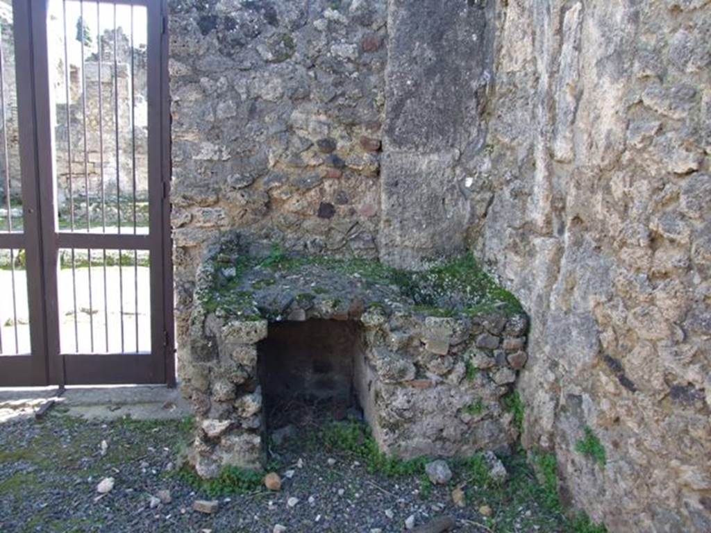 V.3.6 Pompeii. March 2009. South-west corner of shop room, with table and site of urn or kettle.
According to NdS, “Upon entering the shop room, on the left was a masonry podium with a cylindrical hole for a urn/kettle/boiler”.
