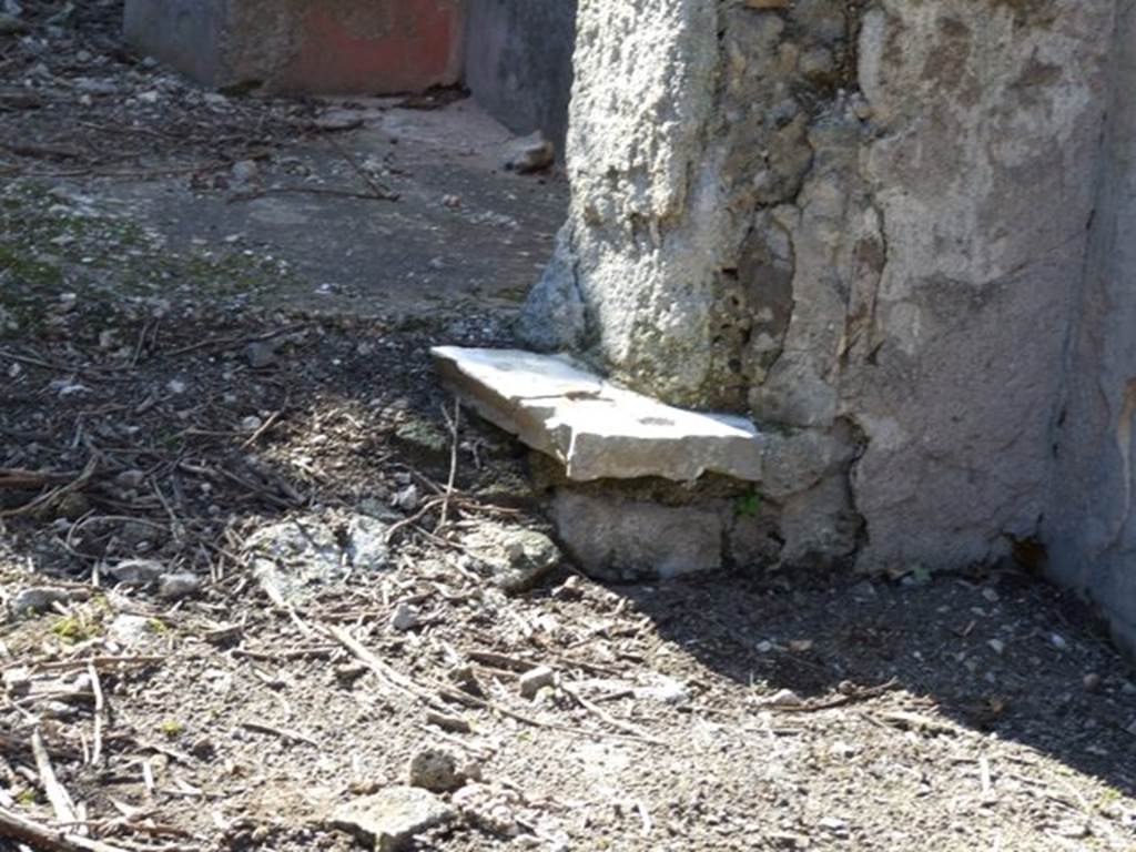 V.3.10 Pompeii. March 2009. West end of tablinum showing remains of door sill on north side.