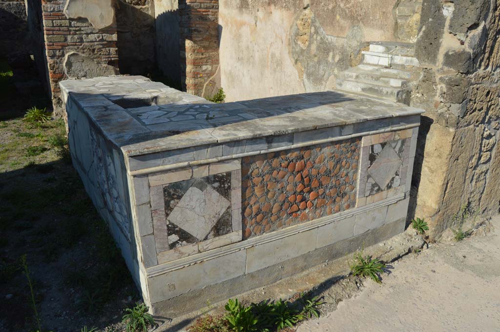 V.4.7 Pompeii. October 2017. Marble counter.
Foto Taylor Lauritsen, ERC Grant 681269 DÉCOR.

