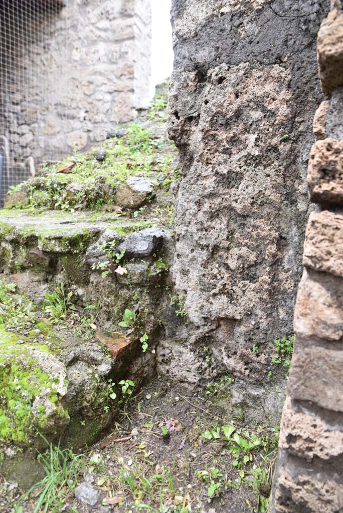 V.4.a Pompeii. March 2018. Room ‘o’, detail of pilaster/wall on east side of steps.
Foto Annette Haug, ERC Grant 681269 DÉCOR.



