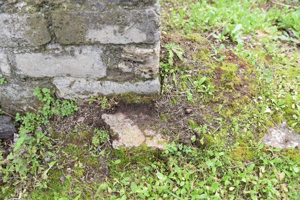 V.4.a Pompeii. March 2018. Room ‘p’, detail from lower pilaster and flooring at south end of east wall.
Foto Annette Haug, ERC Grant 681269 DÉCOR.
