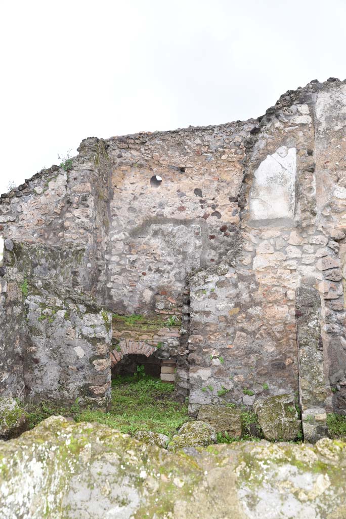 V.4.a Pompeii. March 2018. Room ‘p’, looking north to doorway to kitchen ‘q’ and latrine. 
Foto Annette Haug, ERC Grant 681269 DÉCOR.
