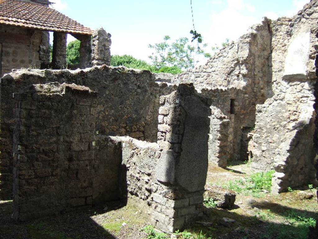 V.4.a Pompeii. May 2006. Looking north-west to kitchen area.