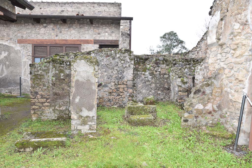 V.4.a Pompeii. March 2018. Room ‘l’ (L), looking west from garden towards ‘services’ area, kitchen, latrine, etc.      
Foto Annette Haug, ERC Grant 681269 DÉCOR
