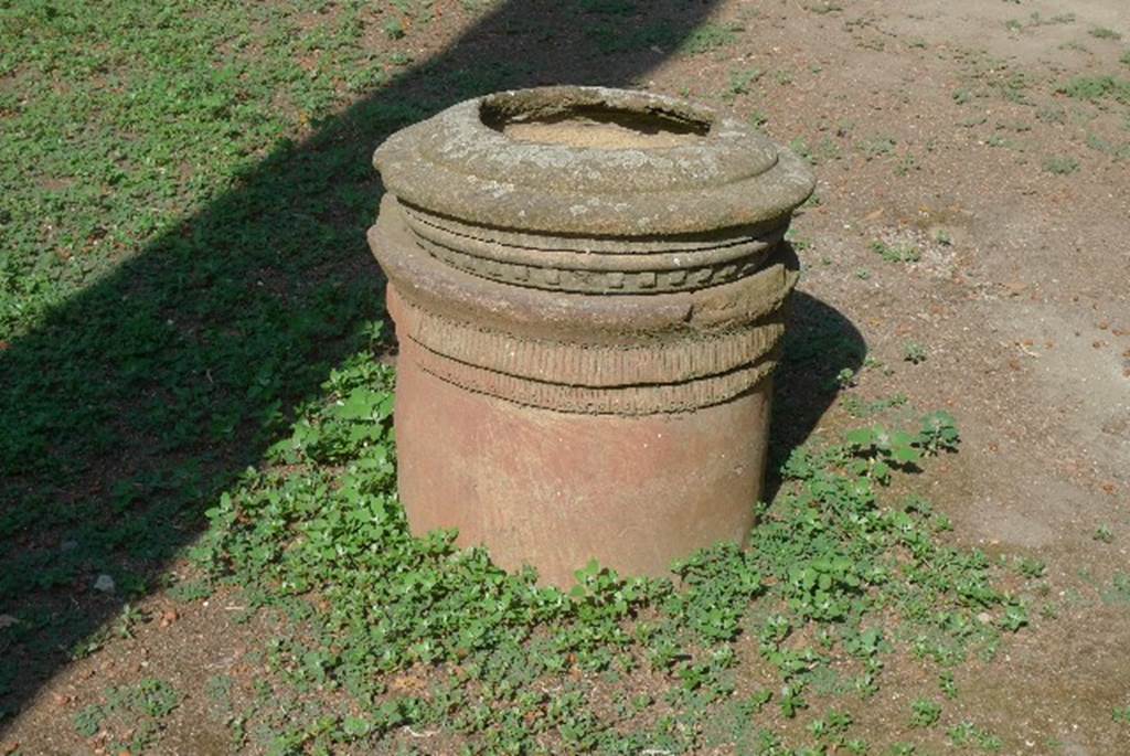 V.4.a Pompeii. July 2010. Terracotta pot in peristyle garden. Photo courtesy of Michael Binns.