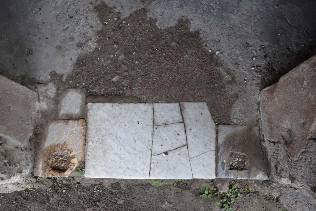 V.4.a Pompeii. March 2018. Room ‘s’, detail of threshold of doorway.
Foto Annette Haug, ERC Grant 681269 DÉCOR.
