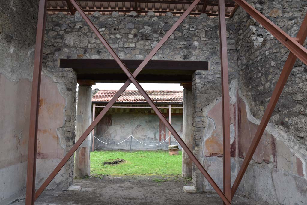 V.4.a Pompeii. March 2018. Room t, looking towards north-east corner, on right of doorway.
Foto Annette Haug, ERC Grant 681269 DÉCOR.
