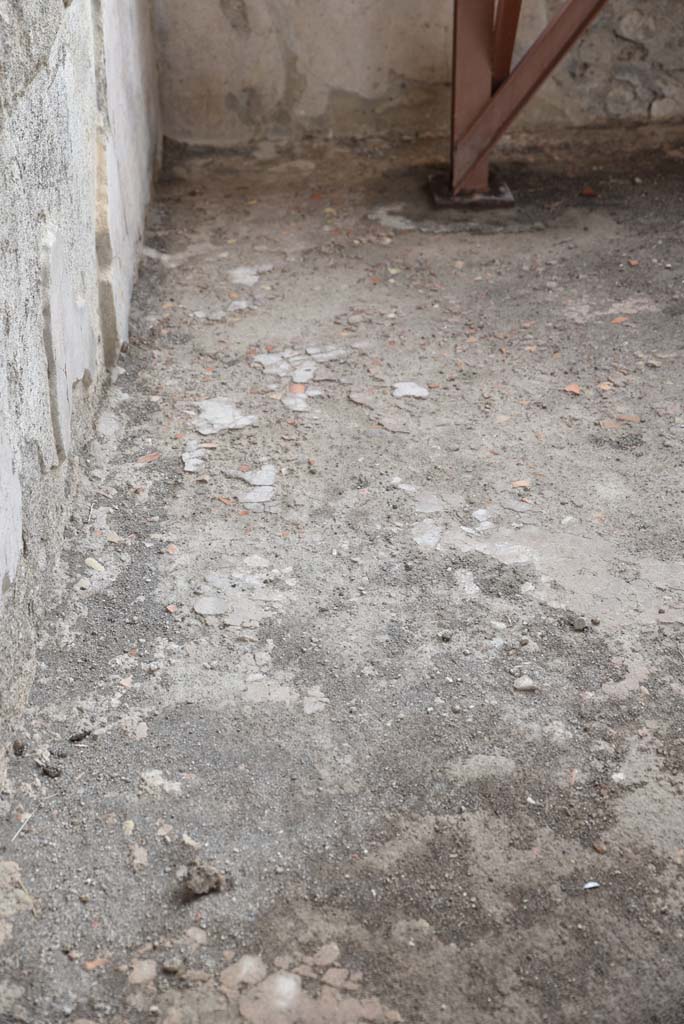 V.4.a Pompeii. March 2018. Room ‘t’, looking across flooring towards south-east corner.
Foto Annette Haug, ERC Grant 681269 DÉCOR.
