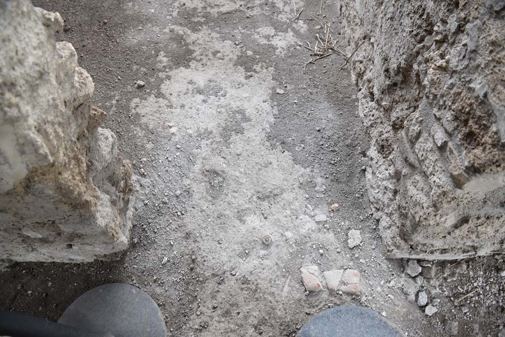 V.4.a Pompeii. March 2018. Room ‘v’, looking south across flooring.
Foto Annette Haug, ERC Grant 681269 DÉCOR.
