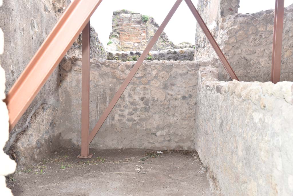 V.4.a Pompeii. March 2018. Room ‘v’, looking towards south wall.
Foto Annette Haug, ERC Grant 681269 DÉCOR.
