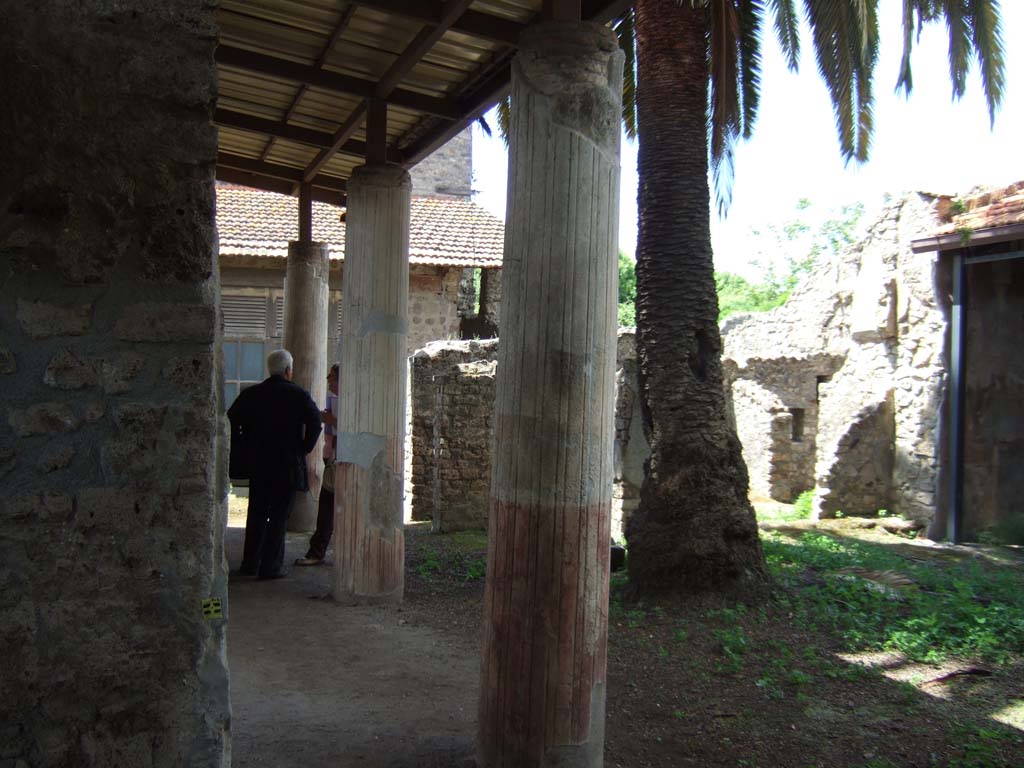 V.4.a Pompeii. May 2006. Looking north-west across the garden area, from south-east side.  