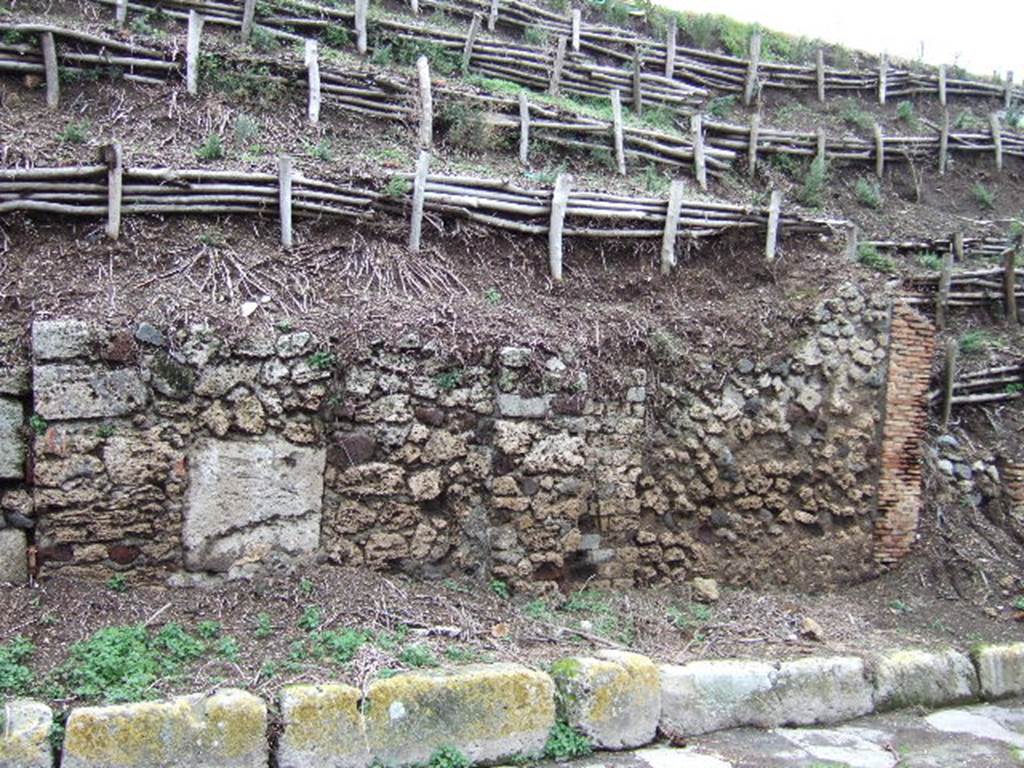 V.6.12, on left. December 2005. Front façade, with doorway to V.6.11, on right. 