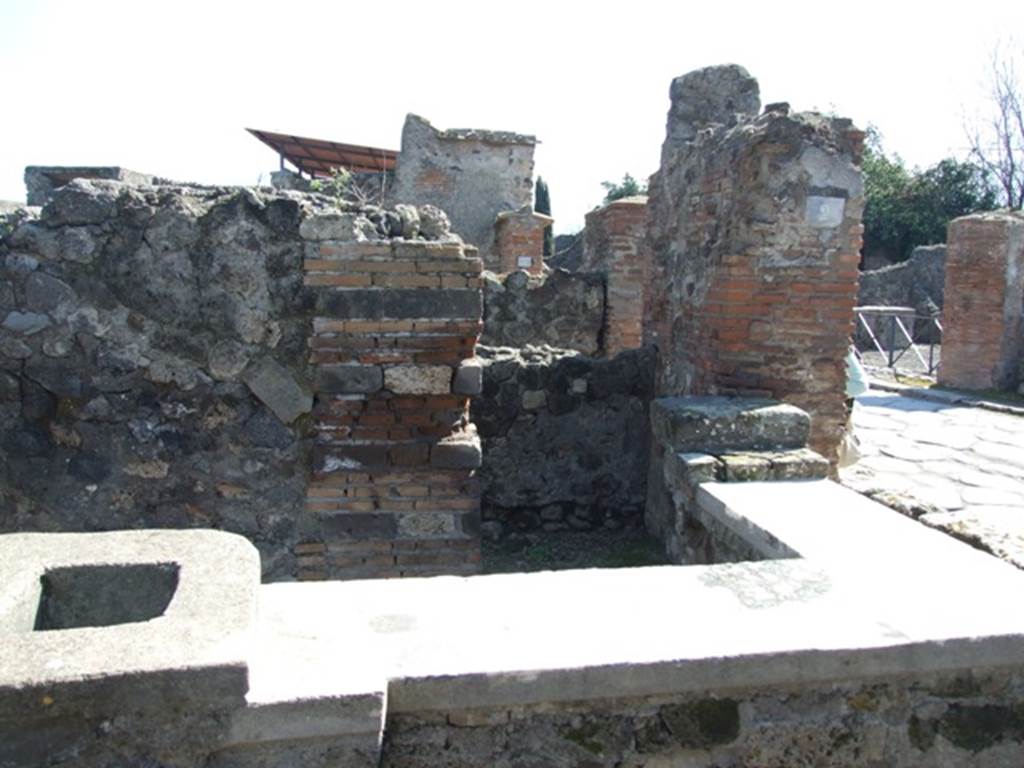 VI.1.2 Pompeii.  March 2009.  Looking south across counter.