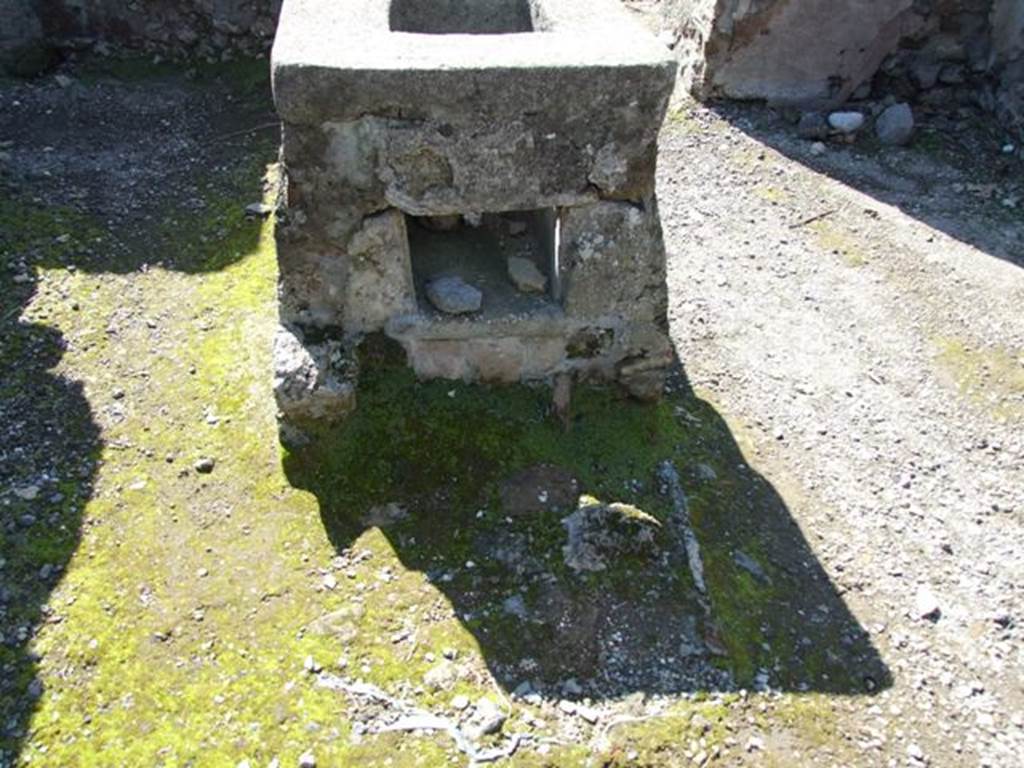 VI.1.2 Pompeii.  March 2009.  Hearth at end of counter.