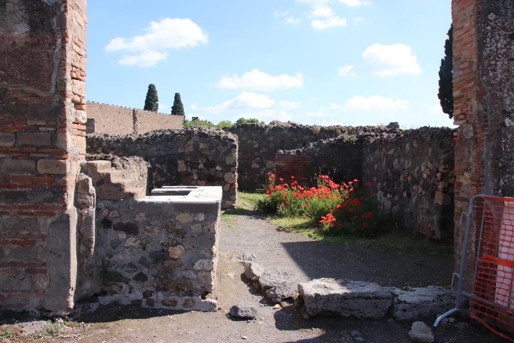 VI.1.5 Pompeii. May 2024. Looking east from entrance doorway. Photo courtesy of Klaus Heese.