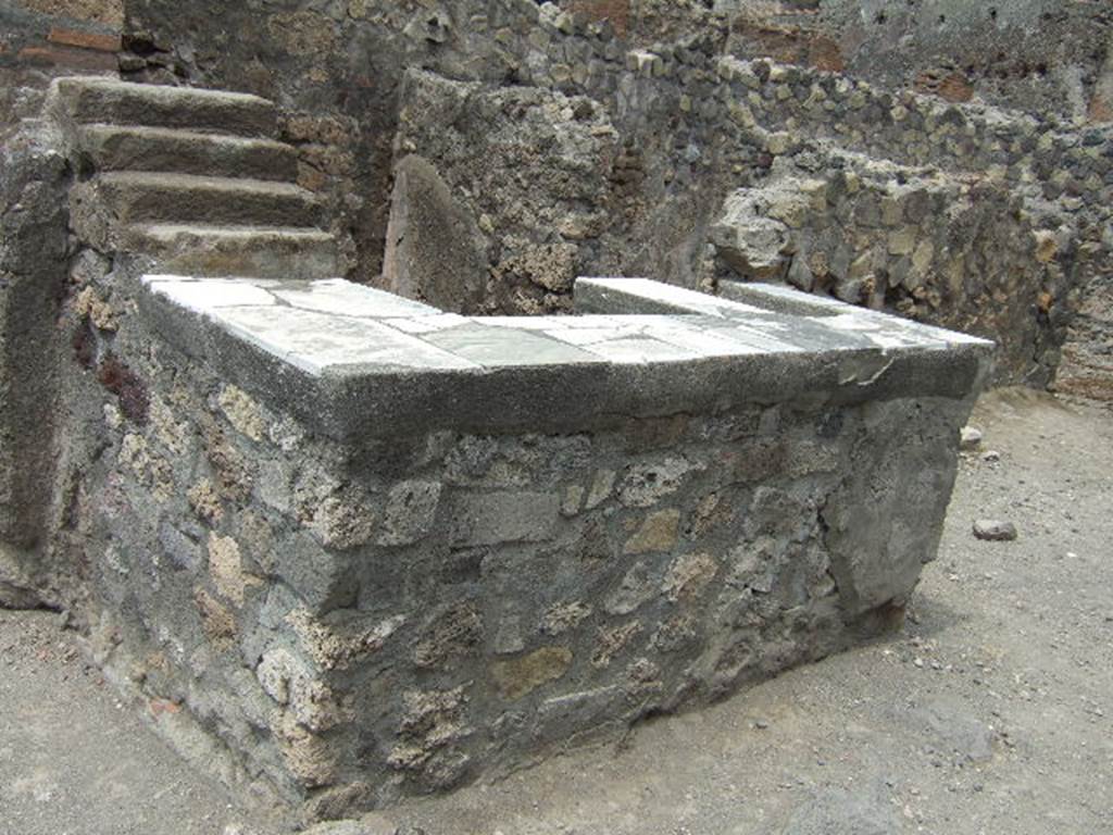 VI.1.5 Pompeii. May 2006. Counter and shelves.