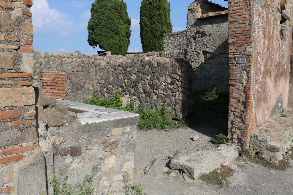 VI.1.5 Pompeii. December 2018. 
Looking south-east across counter from entrance doorway towards room on south side. Photo courtesy of Aude Durand.
