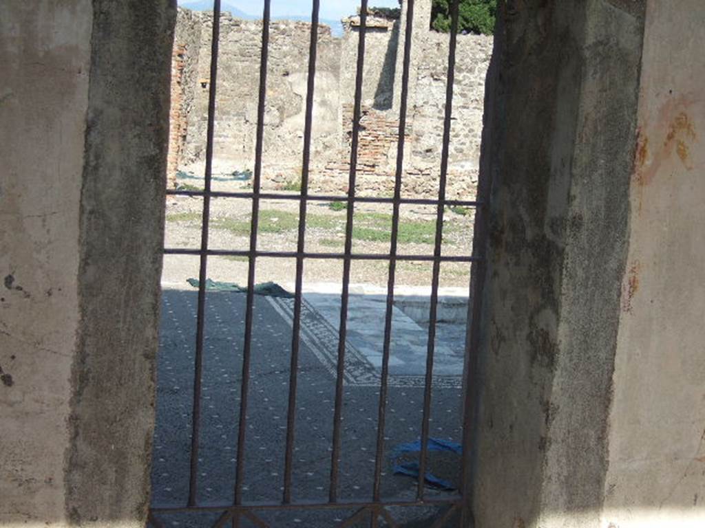 VI.1.6 Pompeii. May 2006. Looking through doorway in east wall to atrium of VI.1.7.
