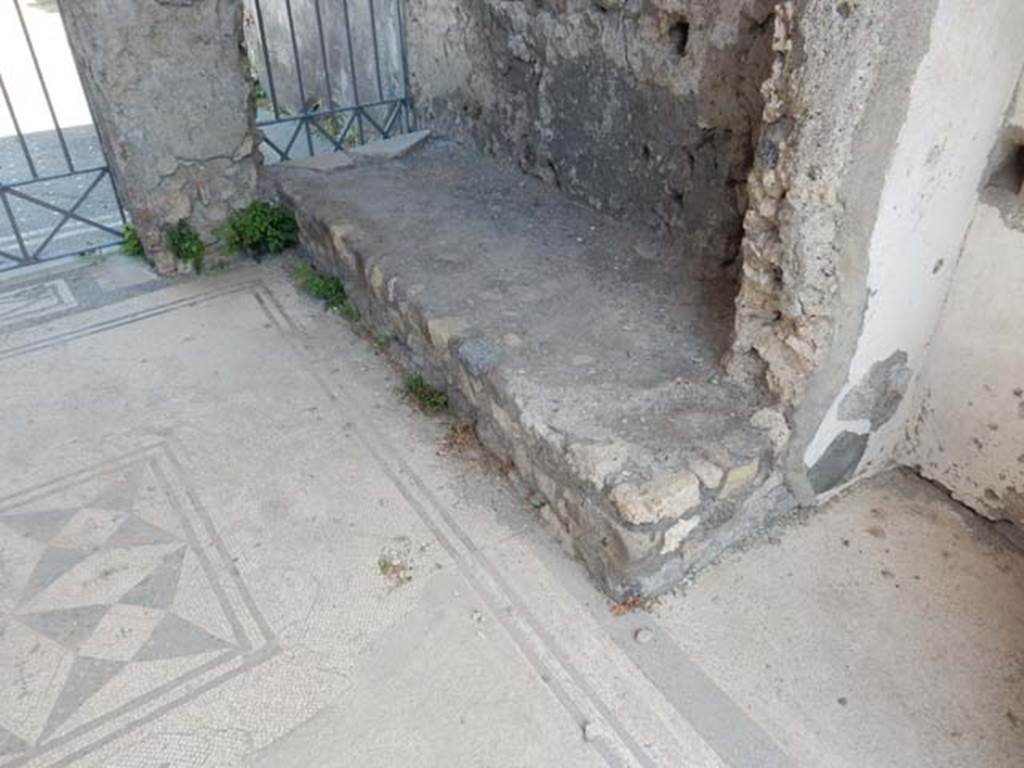 VI.1.8 Pompeii. May 2017. South side of flooring and bench/bed against south wall.
Photo courtesy of Buzz Ferebee.
