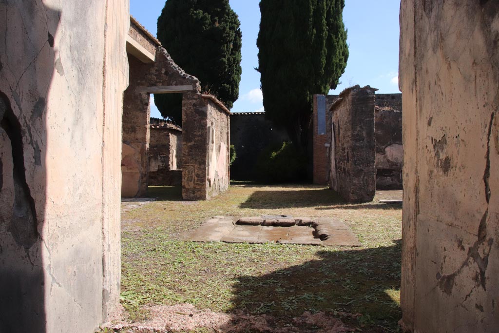 VI.1.10 Pompeii. May 2024. Room 1, looking east across atrium, from entrance corridor. Photo courtesy of Klaus Heese.

