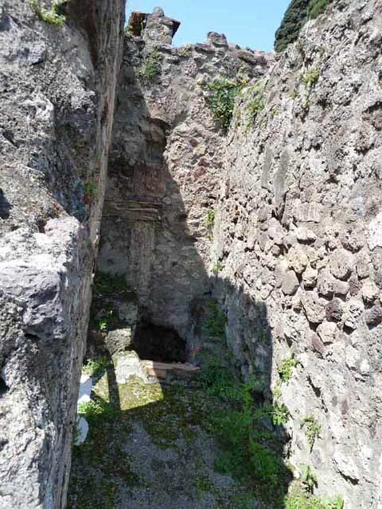 VI.1.13 Pompeii. May 2010. Latrine. Looking north.