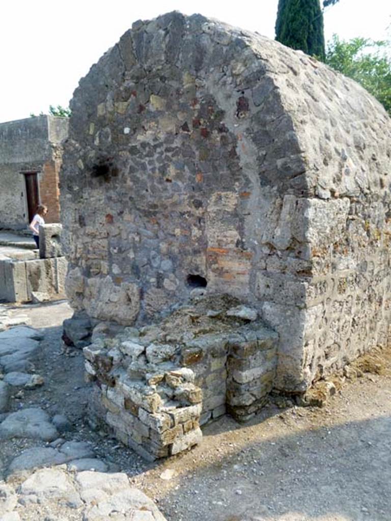 VI.1.19 Pompeii. May 2011. Rear (east side) of deep well at VI.1.19, with remains of water supply column. Photo courtesy of Michael Binns.
