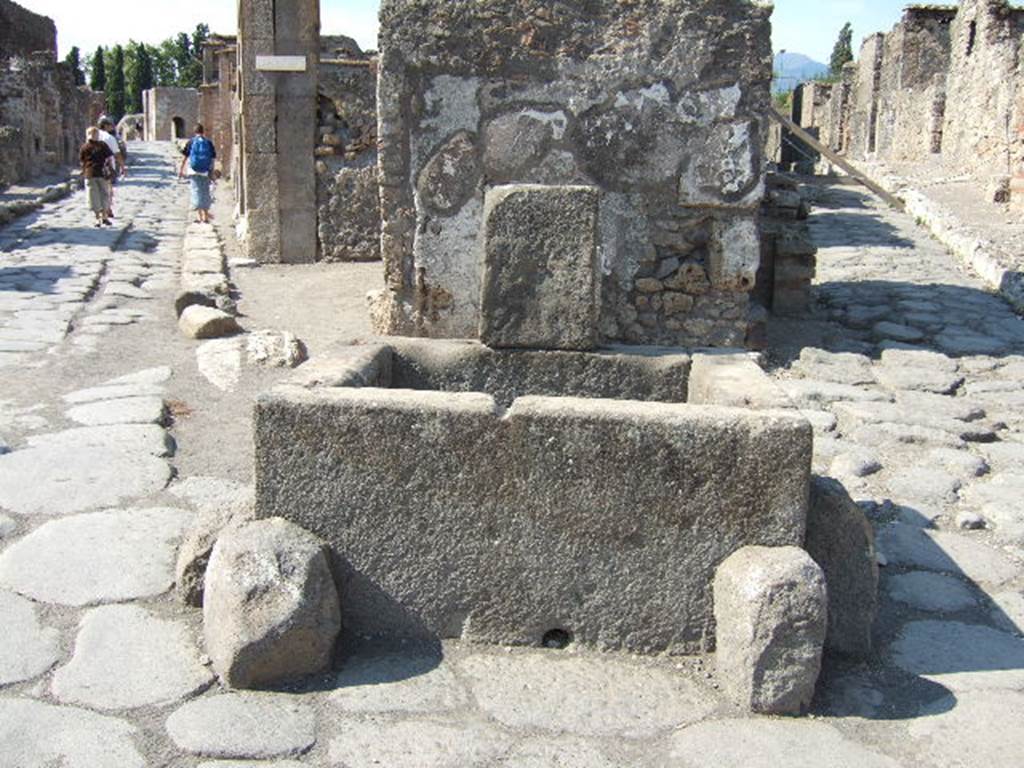 VI.1.19 Pompeii. September 2005. Fountain. Looking north along Via Consolare and Vicolo di Narciso.